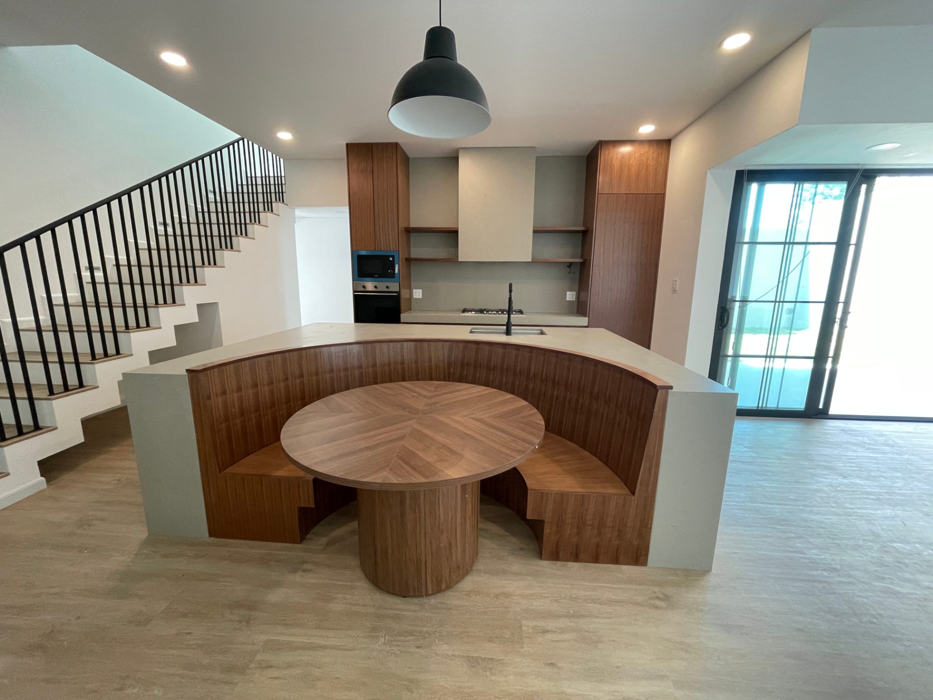 Molstone Cocinas — cocina terminada en chapa de nogal rift y cuarzo Jura Beige